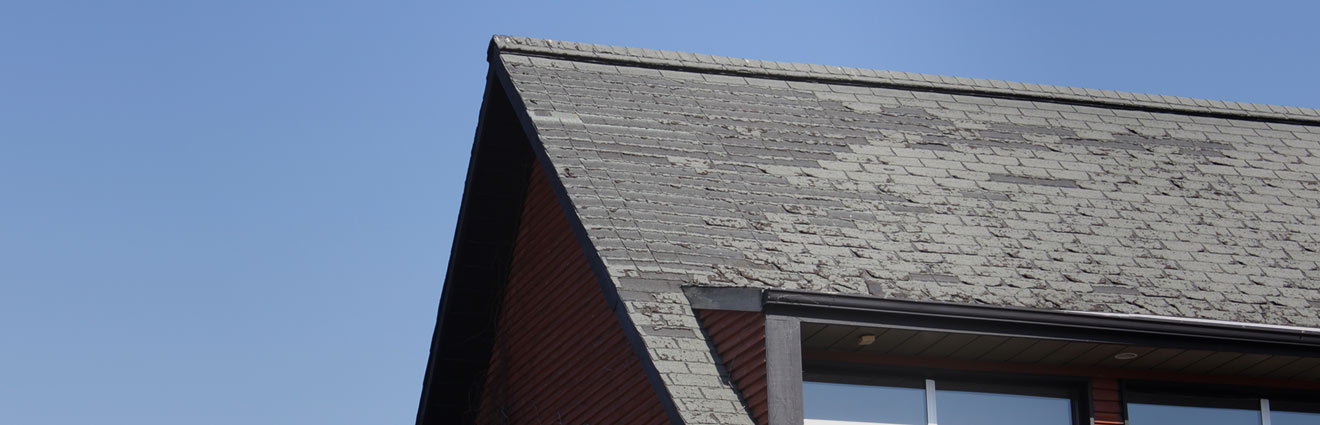 Image illustrant un toit en bardeaux d'asphalte endommagé.
